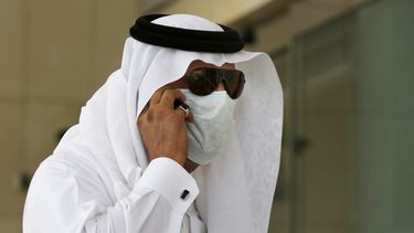 americateve | Fotograf&iacute;a de archivo del viernes 9 de mayo de 2014 de un saud&iacute; hablando por celular mientras usa un cubrebocas fuera del Hospital Rey Fahd en Yeda, Arabia Saud&iacute;. (Foto AP/Hasan Jamali, Archivo)