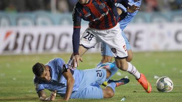 americateve | Ronald Eguino del Bol&iacute;var de Bolivia, izquierda, cae el piso al disputar un bal&oacute;n con Ignacio Piatti de San Lorenzo de Argentina en el partido por las semifinales de la Copa Libertadores en La Paz, Bolivia, el mi&eacute;rcoles 30 de julio de