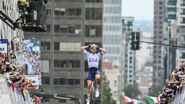 Brandon McNulty celebra al ganar la carrera de ruta del Mundial de Ciclismo, el domingo 27 de septiembre de 2026, en Montreal. (Graham Hughes/The Canadian Press vía AP)