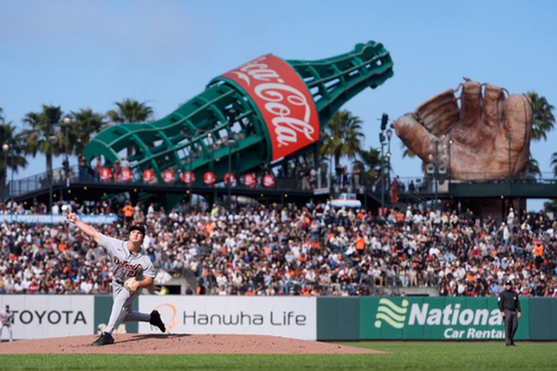 Jackson Jobe, de los Tigres de Detroit, hace un pitcheo ante los Gigantes de San Francisco, el sábado 8 de agosto de 2026 (AP Foto/Jeff Chiu)