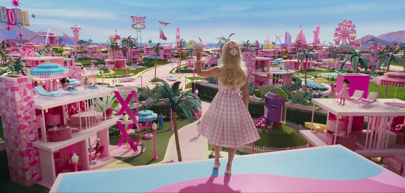 ARCHIVO - Esta imagen difundida por Warner Bros. Pictures muestra a Margot Robbie en una escena de Barbie. Con el lanzamiento del viernes 21 de julio de 2023 de la película Barbie protagonizada por Robbie, el color Barbie Pink se ha convertido en el centro de atención en las redes sociales y el mundo de la moda.(Warner Bros. Pictures vía AP, archivo)