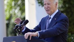 El presidente Joe Biden habla desde el rosedal de la Casa Blanca, Washington, miércoles 11 de octubre de 2023. (AP Foto/Susan Walsh)