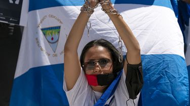 ARCHIVO - Simpatizantes de Nicaragua protestan frente a la Organización de los Estados Americanos pidiendo que los presos políticos sean liberados en Washington, el 23 de junio de 2021. Nicaragua ha aumentado las violaciones de derechos humanos y la persecución de la oposición dijo el martes 12 de septiembre de 2023 un grupo de expertos de las Naciones Unidas que supervisa el país. (AP Foto/Jose Luis Magana, Archivo)