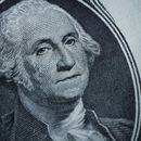 La imagen de George Washington es vista en un billete de a dólar en Marple Township, Pensilvania, el lunes 13 de marzo de 2023. (AP Foto/Matt Slocum)