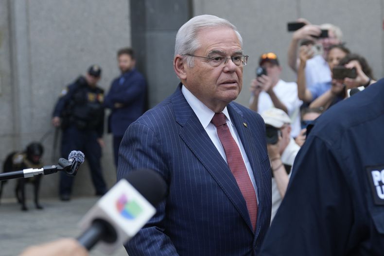 El senador Bob Menendez abandona un tribunal federal en Nueva York, el martes 16 de julio de 2024. (AP Foto/Seth Wenig)