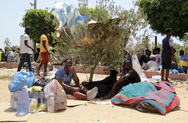 Migrantes descansan en Sfax, en la costa este de Túnez, el viernes 7 de julio de 2023. (AP Foto)