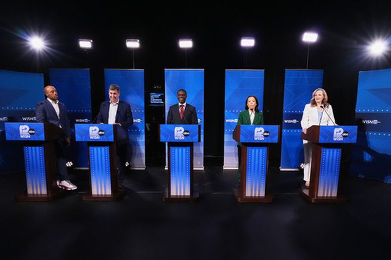 Los demócratas que buscan la candidatura de su partido para la gobernación de Wisconsin, de izquierda a derecha: Mandela Barnes, Joel Brennan, David Crowley, Francesca Hong y Kelda Roys, en su debate en Milwaukee, el 28 de julio del 2026. (AP foto/Nam Y. Huh)