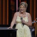 Elmo de Sesame Street, a la izquierda, se presenta con Lauren Alaina en el Grand Ole Opry, el jueves 14 de agosto de 2025, en Nashville, Tennessee. (Foto AP/George Walker IV)