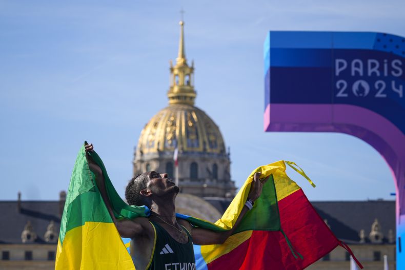 El etíope Tamirat Tola celebra tras ganar el maratón masculino de los Juegos Olímpicos de París, el sábado 10 de agosto de 2024. (AP Foto/Dar Yasin)