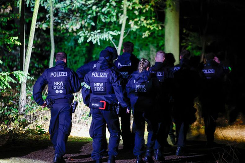 Agentes de la policía federal buscan a un sospechoso en el bosque de Hambach en la zona donde se encontró una camioneta estacionada en Niederzier, Alemania, el viernes 4 de de septiembre de 2026, en relación con varios actos de sabotaje contra la red alemana de transmisión eléctrica. (Thomas Banneyer/dpa via AP)