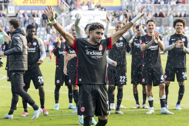Omar Marmoush, del Fráncfort, celebra tras anotar en el partido de la Liga de Alemania entre el Holstein Kiel y el Eintracht Fráncfort, en el estadio Holstein, en Kiel, Alemania, el domingo 29 de septiembre de 2024. (Frank Molter/dpa via AP)