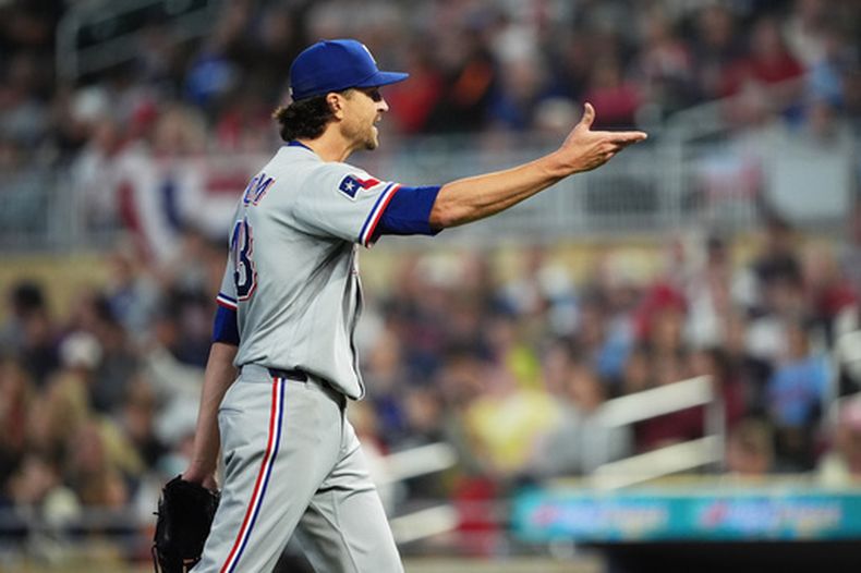 Jacob Degrom, de los Rangers de Texas, reacciona durante la segunda entrada del juego de béisbol de Grandes Ligas contra los Mellizos de Minnesota, el viernes 25 de septiembre de 2026, en Minneapolis. (AP Foto/Ellen Schmidt)