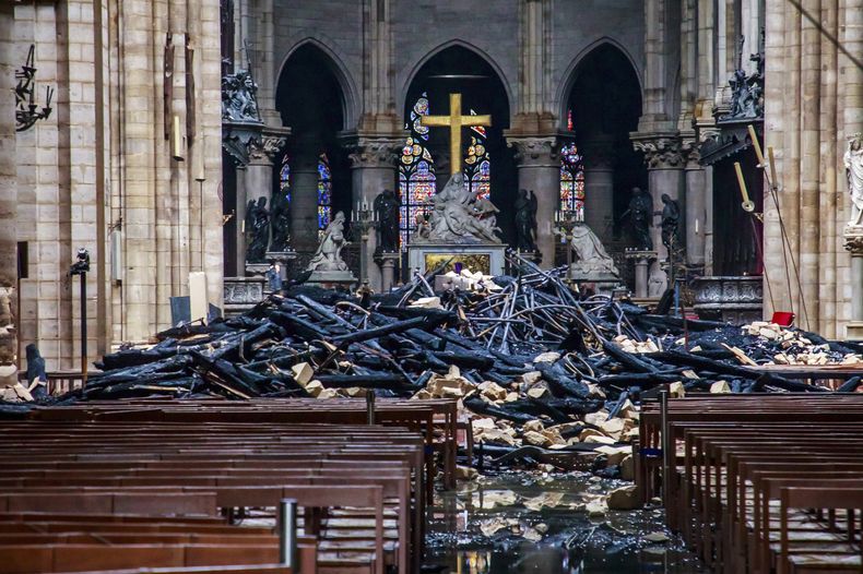 EUR-GEN_NOTRE_DAME-INCENDIO-3.jpg