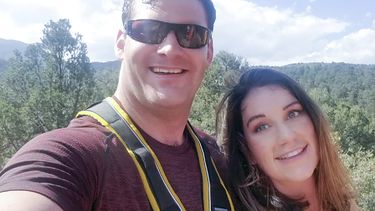 En esta foto sin fecha, proporcionada por Alicia Arritt, aparece ella con el exsoldado de las Fuerzas Especiales del Ejército, Matthew Livelsberger, que se suicidó en un Cybertruck que explotó frente al Hotel Trump en Las Vegas el día de Año Nuevo, el miércoles 1 de enero de 2025. (Alicia Arritt vía AP)