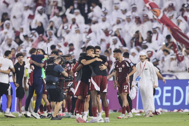 Los jugadores de Qatar celebran tras vencer 2-1 a los Emiratos Árabes Unidos para clasificarse al Mundial 2026, el martes 14 de octubre de 2025, en Doha. (AP Foto/Hussein Sayed)
