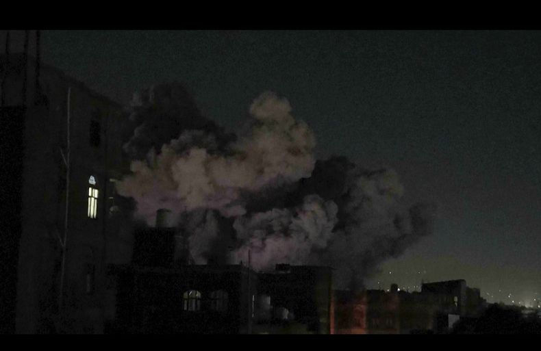 En esta imagen tomada de un video, una enorme columna de humo se eleva tras el impacto de una bomba, en Saná, capital de Yemen, el viernes 28 de marzo de 2025. (AP Foto)