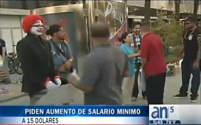 Trabajadores de restaurantes de comida rápida protestan en más de 100 ciudades del país para exigir aumento de salario y la posibilidad de organizarse en forma de sindicatos.