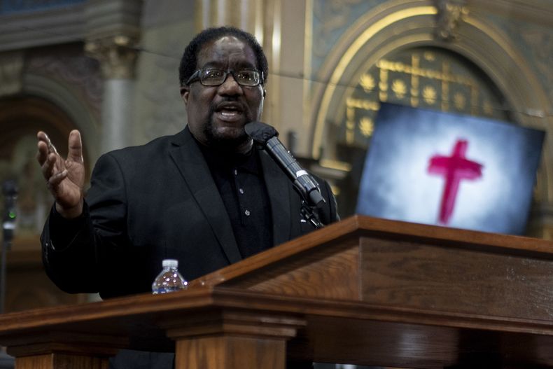 El reverendo Marshall Elijah Hatch, pastor principal de la Iglesia Bautista Misionera New Mount Pilgrim, predica durante un servicio en dicha iglesia, el domingo 7 de septiembre de 2025, en Chicago. (AP Foto/Carolyn Kaster)