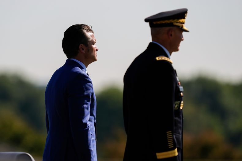 El secretario de Defensa estadounidense Pete Hegseth (izq) y el jefe del Estado Mayor del Ejército general Randy George en un evento en el Pentágono el 19 de septiembre del 2025. (AP foto/Julia Demaree Nikhinson)