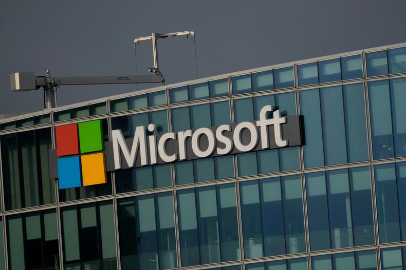 El logotipo de Microsoft en su sede en Issy-les-Moulineaux, en las afueras de París, Francia, el 13 de mayo de 2024. (AP Foto/Thibault Camus, Archivo)