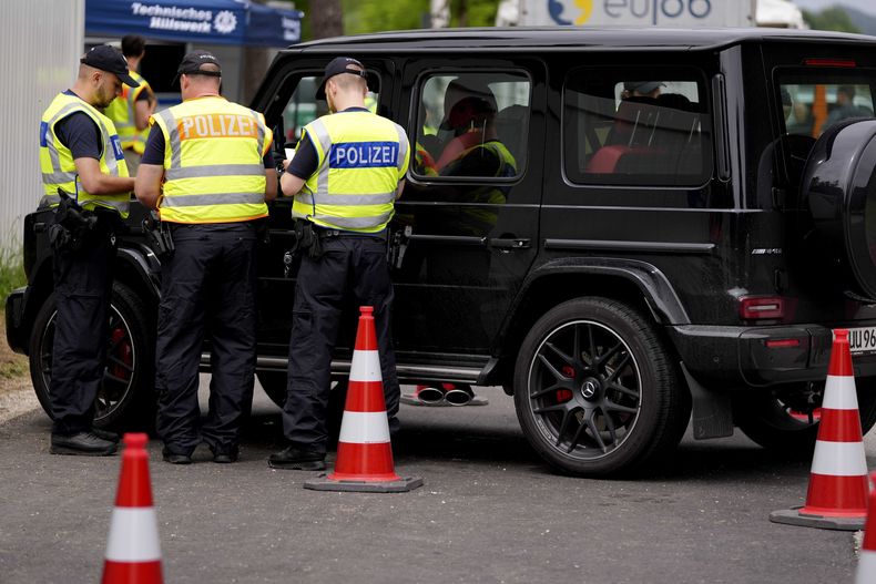 ARCHIVO - Agentes de policía comprueban autos en un control de carretera cerca de la frontera en Mittenwald, Alemania, el miércoles 22 de junio de 2022. Alemania realizará controles en todas sus fronteras durante la Eurocopa de junio y julio. (AP Foto/Matthias Schrader, Archivo)