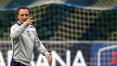 americateve | El t&eacute;cnico de Italia Cesare Prandelli durante un entrenamiento en Coverciano el 7 de octubre del 2013. Prandelli justific&oacute; la convocatoria de Mario Balotelli diciendo que el jugador del Milan ya cumpli&oacute; la suspensi&oacute;n por tres p