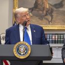 ARCHIVO – El presidente Donald Trump, izquierda, habla con el secretario de Salud y Servicios Humanos, Robert F. Kennedy Jr., en un evento realizado en el Salón Roosevelt de la Casa Blanca, el 12 de mayo de 2025, en Washington. (AP Foto/Mark Schiefelbein, Archivo)