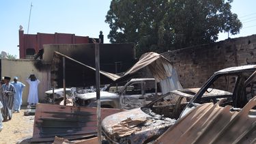 americateve | Foto del jueves 20 de febrero del 2014 de coches incendiados tras un ataque de Boko Haram en Bama, Nigeria. (Foto AP/Jossy Ola)