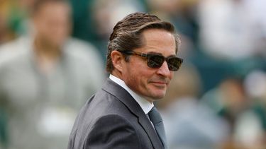 ARCHIVO - Ed Policy, presidente de los Packers de Green Bay, camina en el campo antes de un partido ante los Lions de Detroit, el 7 de septiembre de 2025 (AP Foto/Jeffrey Phelps, File)