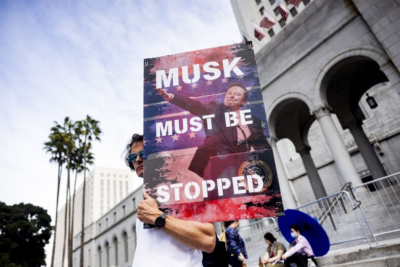 Un manifestante sostiene una imagen de Elon Musk durante una protesta contra las políticas del presidente Donald Trump el Día de los Presidentes, el lunes 17 de febrero de 2025, en Los Ángeles. (AP Foto/Etienne Laurent)