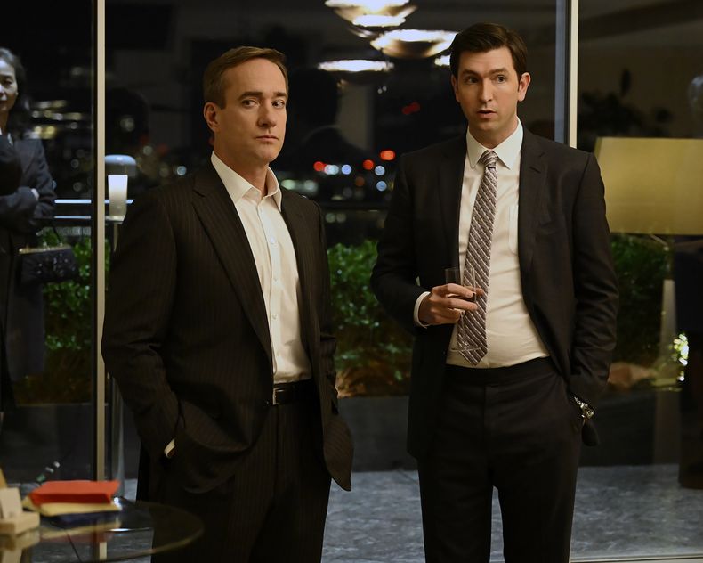 En esta imagen proporcionada por HBO, Matthew Macfadyen como Tom Wambsgans, izquierda, y Nicholas Braun como Greg Hirsch en una escena de la serie Succession. (HBO vía AP)