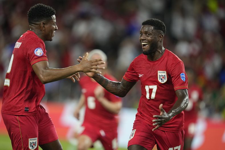 El panameño José Fajardo (derecha) festeja tras anotar un gol ante Bolivia en el partido por el Grupo C de la Copa América, el lunes 1 de julio de 2024, en Orlando, Florida. (AP Foto/John Raoux)