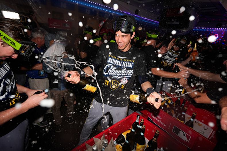 El bateador designado de los Cerveceros de Milwaukee, Christian Yelich, celebra la victoria en la Serie de Campeonato de la Liga Nacional tras el Juego 4 de la Serie de Campeonato de la Liga Nacional de béisbol entre los Cerveceros de Milwaukee y los Dodgers de Los Ángeles, el jueves 15 de octubre de 2026, en Los Ángeles. (Foto AP/Ashley Landis)