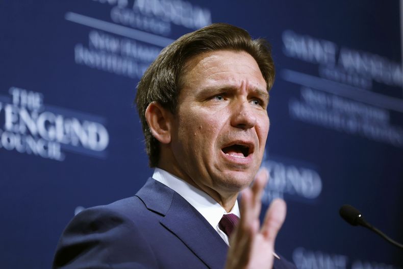 ARCHIVO - El gobernador de Florida, Ron DeSantis, habla durante un evento el viernes 13 de octubre de 2023, en Manchester, Nueva Hampshire. (AP Foto/Michael Dwyer, Archivo)