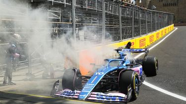 El piloto francés de Alpine Pierre Gasly observa su auto en llamas durante la sesión de práctica en el circuito de Baku antes del Gran Premio de Azerbaiyán el viernes 28 de abril del 2023. (AP Foto/Sergei Grits)
