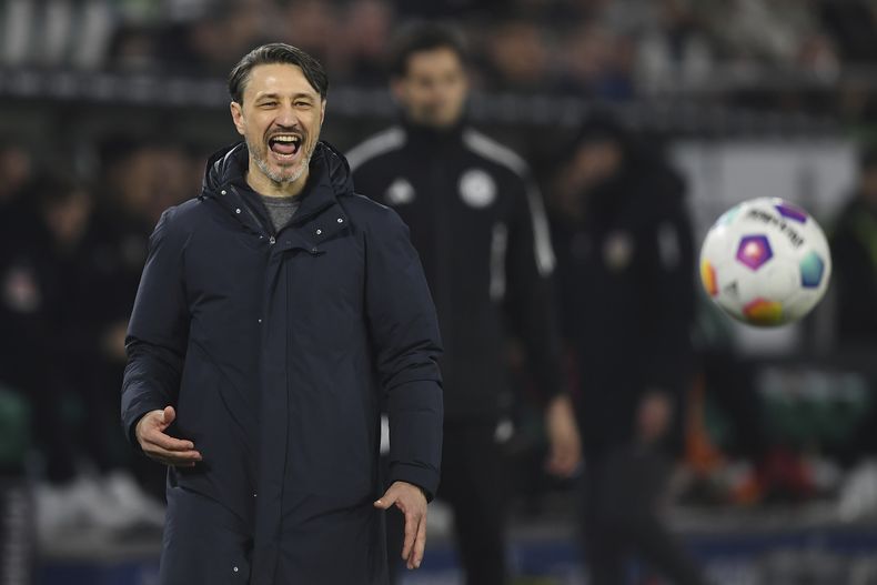 El técnico del Wolfsburg Niko Kovac grita a sus jugadores durante el encuentro de la Bundesliga ante el Stuttgart el sábado 2 de marzo del 2024. (Swen Pfoertner/dpa via AP)