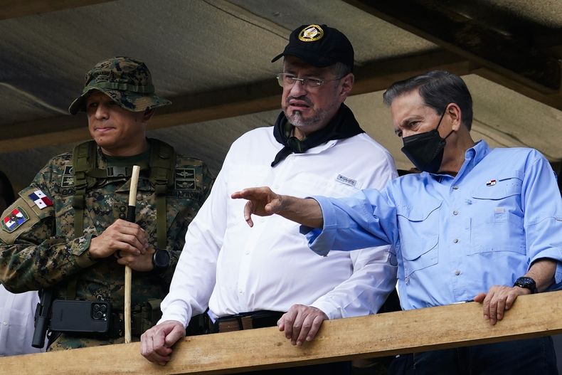 El presidente panameño Laurentino Cortizo, derecha; su homólogo costarricense Rodrigo Chaves, al centro, y Jorge Gobea, director del Servicio Nacional de Fronteras de Panamá, visitan un campamento de migrantes el viernes 6 de octubre de 2023, en Lajas Blancas, provincia del Darién, Panamá. (AP Foto/Arnulfo Franco)
