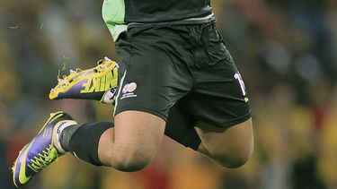 americateve | El arquero de Sud&aacute;frica, Itumeleng Khune, festeja un gol contra Espa&ntilde;a en un amistoso el martes, 19 de noviembre de 2013, en Johannesburgo. (AP Photo/Themba Hadebe)