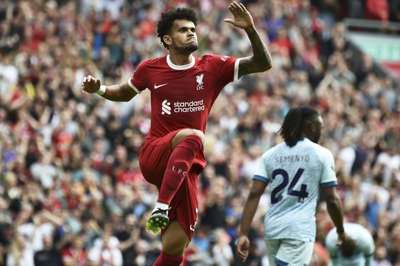 El delantero colombiano Luis Díaz (izquierda) festeja tras marcar un gol para Liverpool en el partido contra Bournemouth en la Liga Premier, el sábado 19 de agosto de 2023. (AP Foto/Rui Vieira)