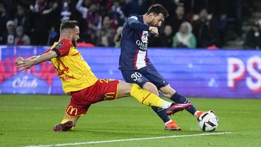 Lionel Messi marca el tercer tanto del París Saint-Germain ante Lens, en un encuentro de la liga francesa, el sábado 15 de abril de 2023 (AP Foto/Michel Euler)