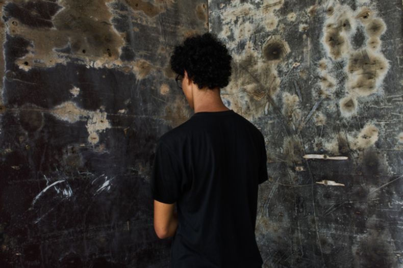 Un aspirante a modelo de 17 años del norte de Marruecos, que no quiso dar su nombre porque estaba solo y temía por su seguridad, posa para una foto durante una entrevista cerca de la playa El Trampolín, en el enclave español de Ceuta, el miércoles 30 de septiembre de 2026. (AP Foto/Bernat Armangue)
