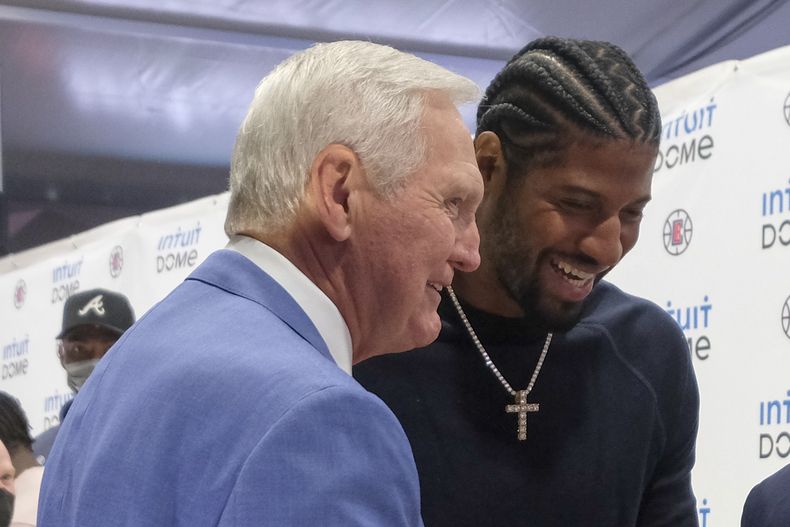 ARCHIVO - La estrella de Los Angeles Clippers, Paul George, derecha, y Jerry West asisten a una ceremonia de inauguración del Intuit Dome, el 17 de septiembre de 2021, en Inglewood, California. El draft de la NBA de dos días estuvo teñido de tristeza para los Clippers, quienes no tuvieron a West en su sala de guerra. West pasó los últimos siete años como consultor del equipo, ayudando a reclutar a Kawhi Leonard y George. El miembro del Salón de la Fama murió el 12 de junio a los 86 años. (Foto AP/Ringo H.W. Chiu, Archivo)