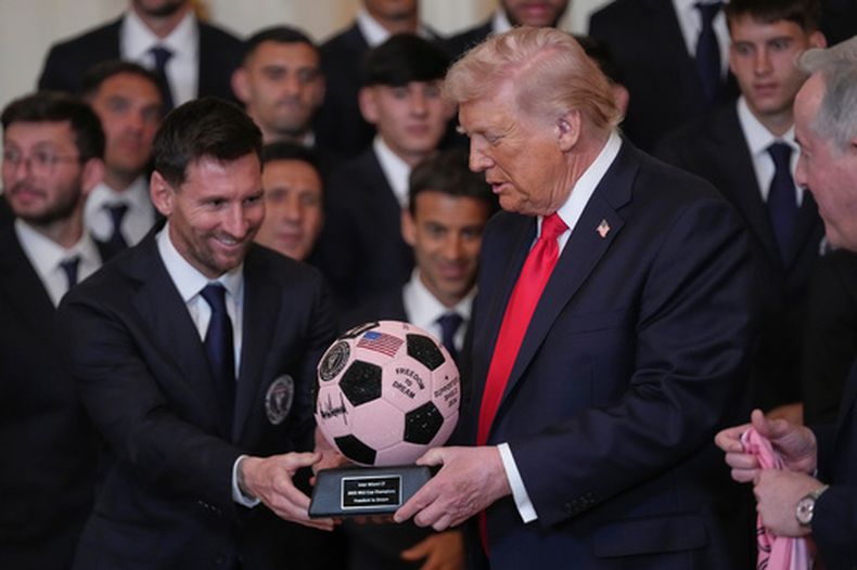 El presidente estadounidense Donald Trump recibe un trofeo de manos del argentino Lionel Messi, durante un acto para honrar al Inter Miami en la Casa Blanca, el jueves 5 de marzo de 2026 (AP Foto/Julia Demaree Nikhinson)
