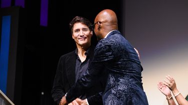 El primer ministro de Canadá, Justin Trudeau, saluda al director ejecutivo del Festival Internacional de Cine de Toronto, Cameron Bailey, antes del estreno de “Nutcrackers” en el Roy Thomson Hall durante el Festival Internacional de Cine de Toronto, el jueves 5 de septiembre de 2024, en Toronto. (Christopher Katsarov/The Canadian Press via AP)