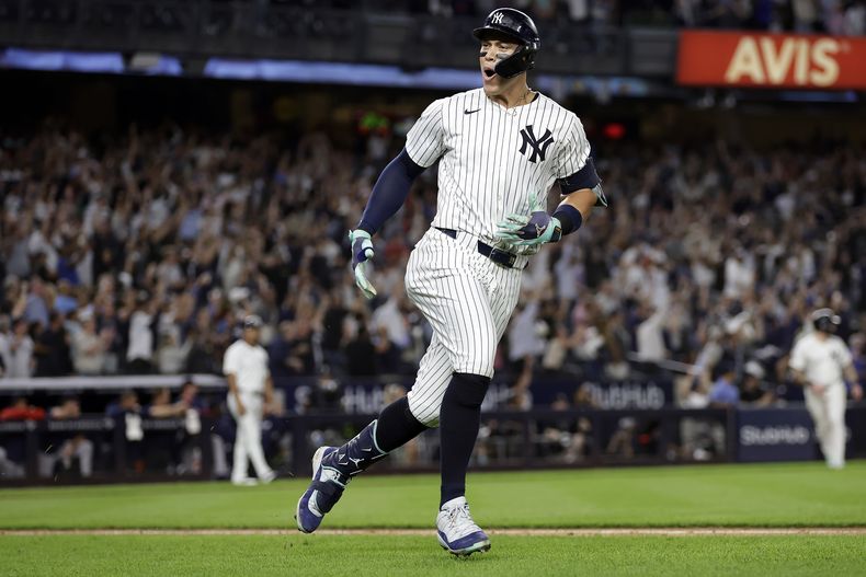 Aaron Judge, de los Yankees de Nueva York, reacciona después de disparar un grand slam durante la séptima entrada del juego de béisbol en contra de los Medias Rojas de Boston, el viernes 13 de septiembre de 2024, en Nueva York. (AP Foto/Adam Hunger)