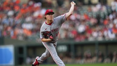 Andrew Abbott abridor de los Rojos de Cincinnati realiza un lanzamiento ante los Orioles de Baltimore en la segunda entrada del partido de béisbol en Baltimore, martes 27 de junio de 2023. (AP Foto/Julio Cortez)