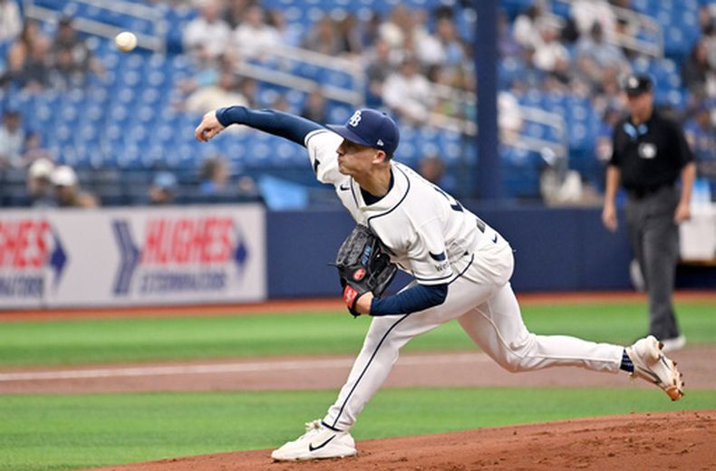 Griffin Jax, de los Rays de Tampa Bay, trabaja durante la primera entrada del juego de béisbol de Grandes Ligas contra los Reales de Kansas City, el miércoles 24 de junio de 2026, en San Petersburgo, Florida. (AP Foto/Jason Behnken)