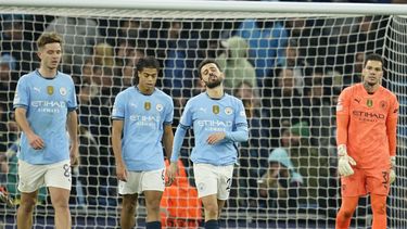 Bernardo Silva (segunda a la derecha) reacciona luego que Feyenoord anotó el tercer gol para el empate 3-3 en la Liga de Campeones, el martes 26 de noviembre de 2024. (AP Foto/Dave Thompson)