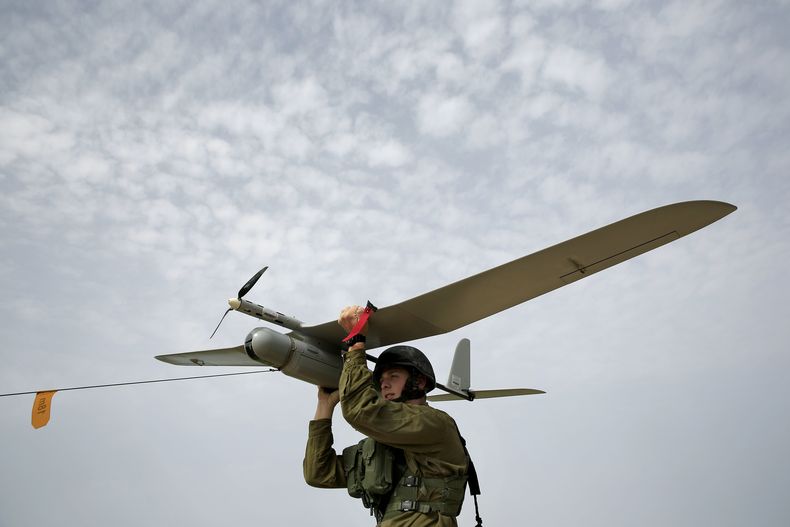 Foto del domingo, 16 de marzo del 2014 de un soldado israel&iacute; dispuesto a lanzar un avi&oacute;n teledirigido Skylark para reconocer la Franja de Gaza, cerca de la frontera con Israel. (Foto AP/ Tsafrir Abayov)