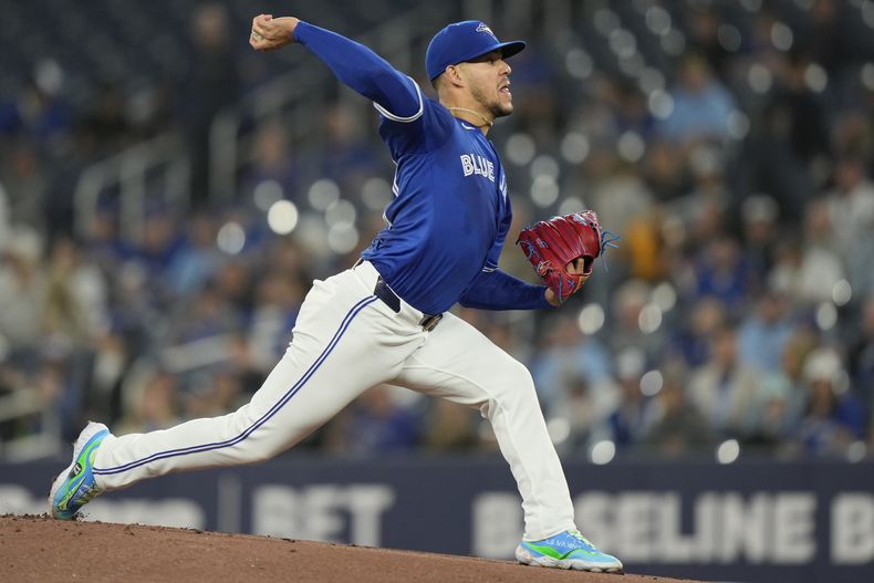 El lanzador de los Azulejos de Toronto José Berríos lanza en la primera entrada del encuentro ante los Rockies de Colorado el domingo 14 de abril del 2024. (Frank Gunn/The Canadian Press via AP)